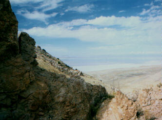 View over rough quartzite outcrops towards the trailhead